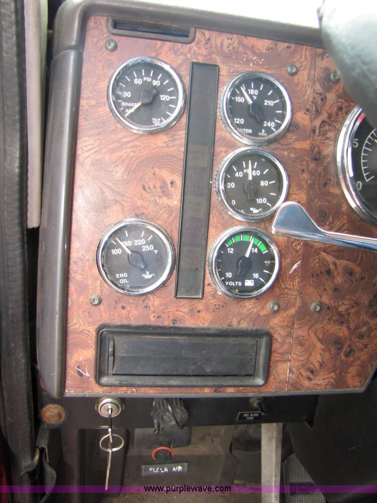 image for item 5046 1998 International Series 9400 semi truck