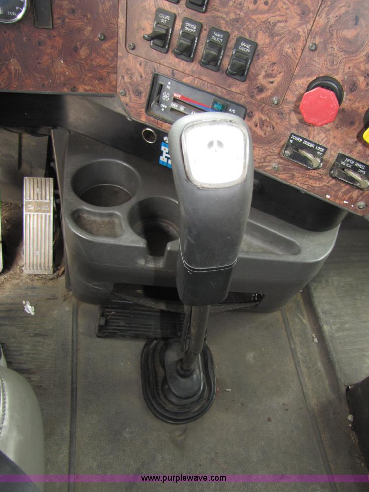 image for item 5046 1998 International Series 9400 semi truck