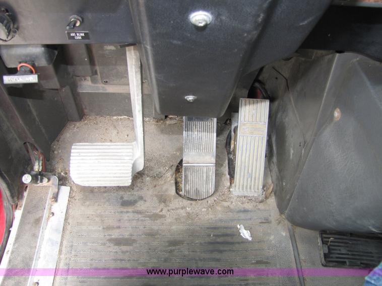 image for item 5046 1998 International Series 9400 semi truck