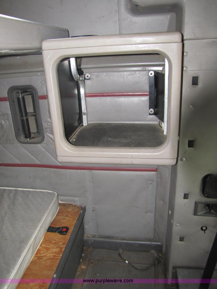 image for item 5046 1998 International Series 9400 semi truck