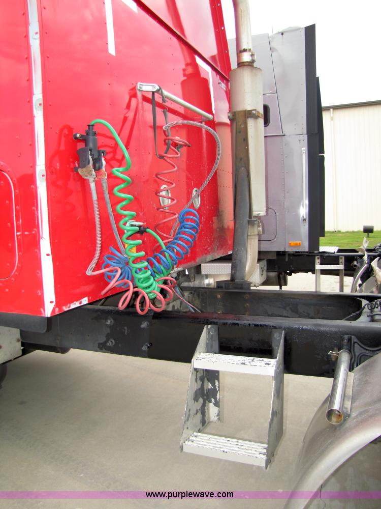 image for item 5046 1998 International Series 9400 semi truck