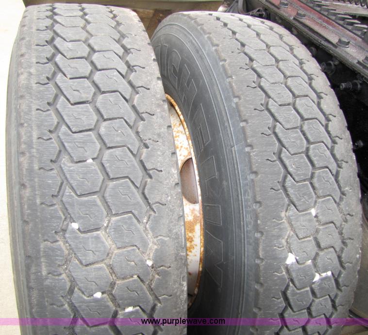 image for item 5046 1998 International Series 9400 semi truck