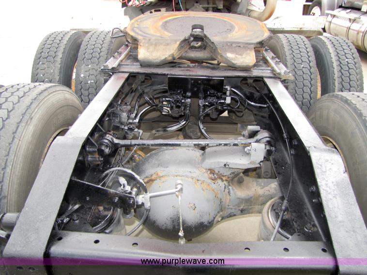 image for item 5046 1998 International Series 9400 semi truck