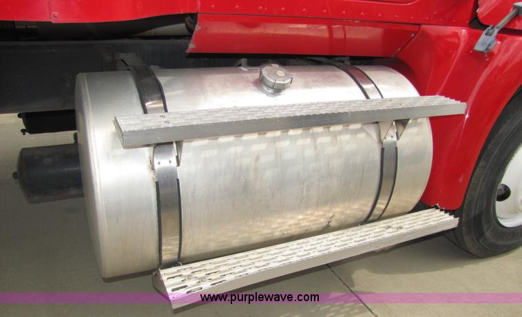 image for item 5046 1998 International Series 9400 semi truck