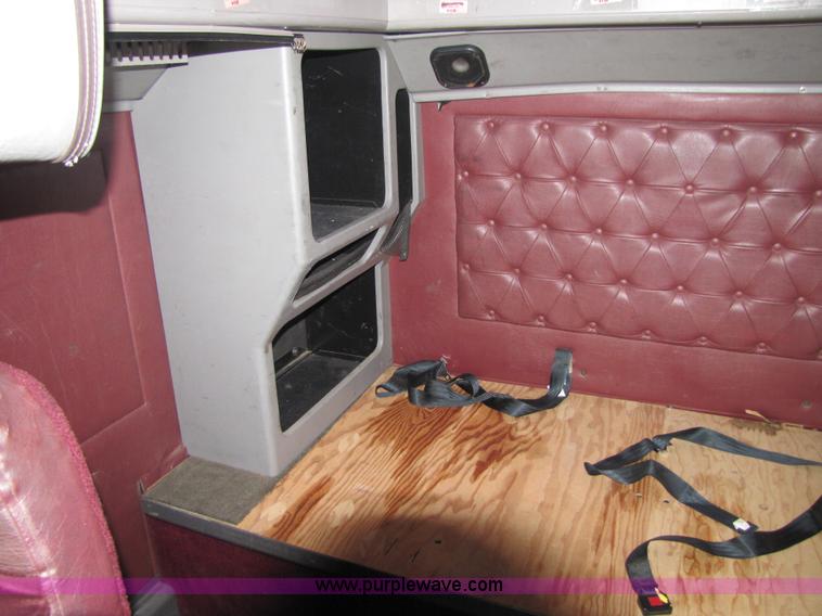 image for item 5047 1997 International Series 9400 semi truck