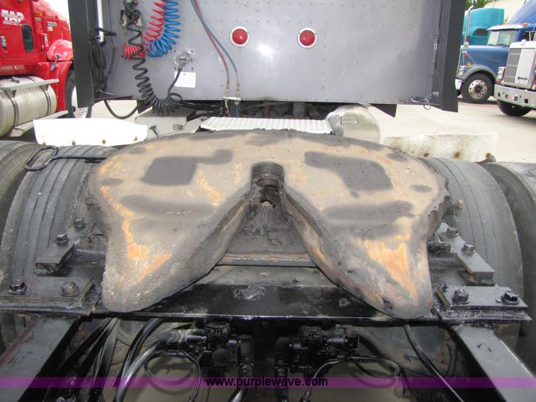 image for item 5047 1997 International Series 9400 semi truck