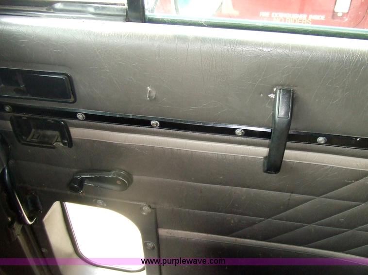 image for item 5048 1998 International Series 9400 semi truck