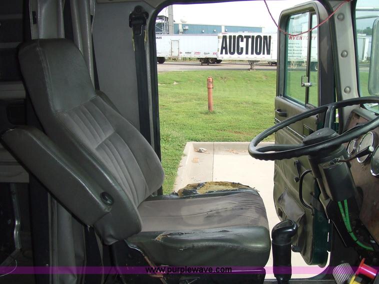 image for item 5048 1998 International Series 9400 semi truck