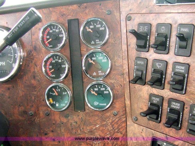 image for item 5048 1998 International Series 9400 semi truck