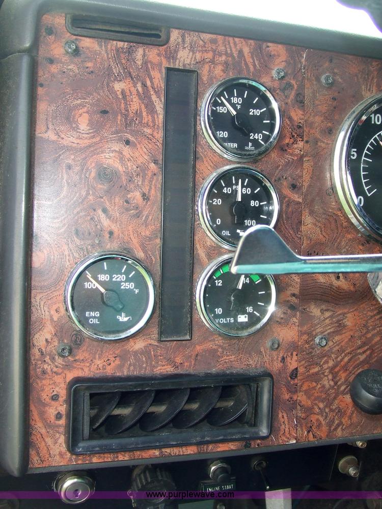 image for item 5048 1998 International Series 9400 semi truck