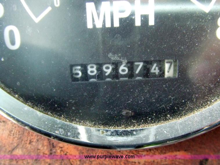 image for item 5048 1998 International Series 9400 semi truck