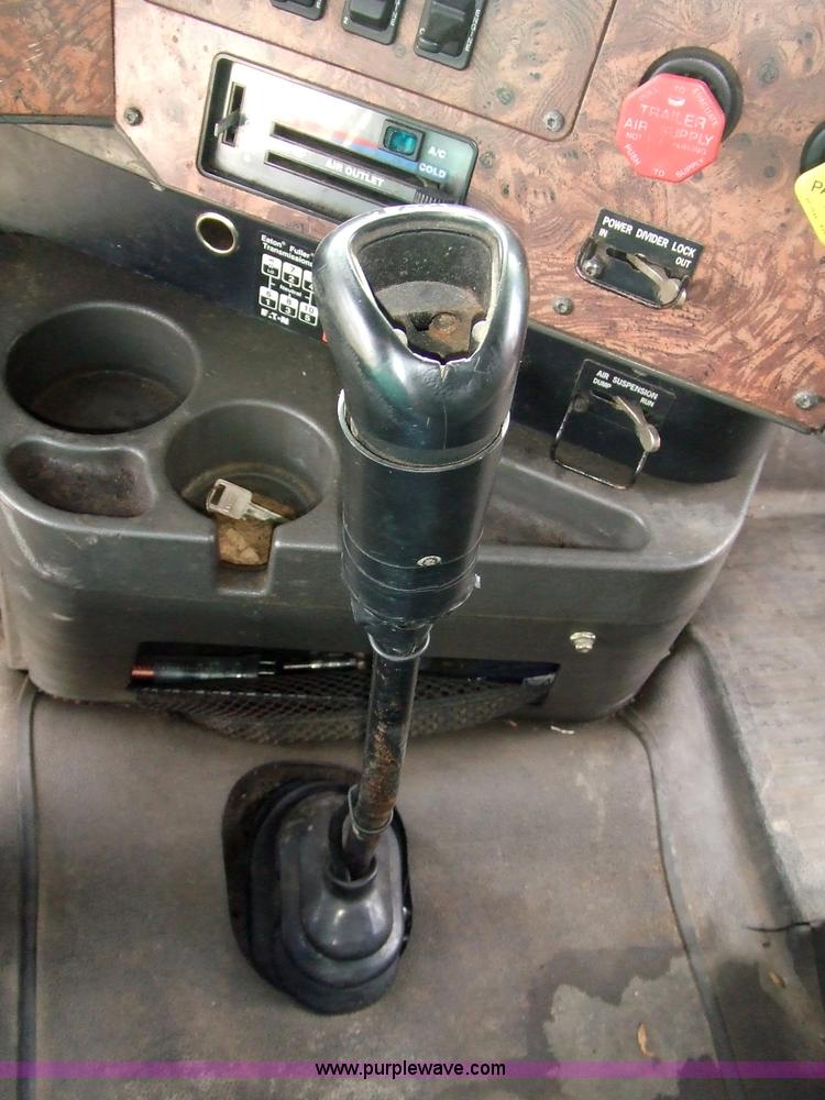 image for item 5048 1998 International Series 9400 semi truck