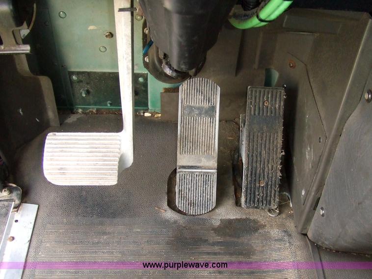 image for item 5048 1998 International Series 9400 semi truck