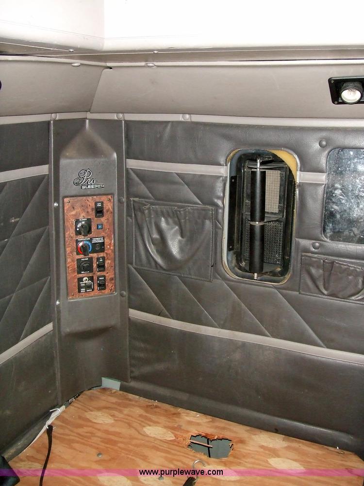 image for item 5048 1998 International Series 9400 semi truck