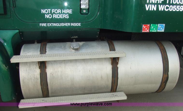 image for item 5048 1998 International Series 9400 semi truck