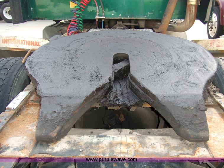 image for item 5048 1998 International Series 9400 semi truck