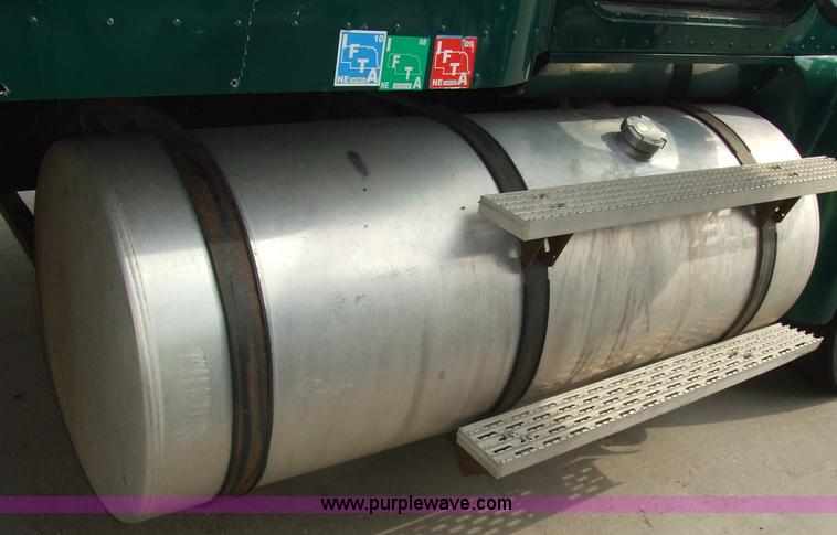 image for item 5048 1998 International Series 9400 semi truck