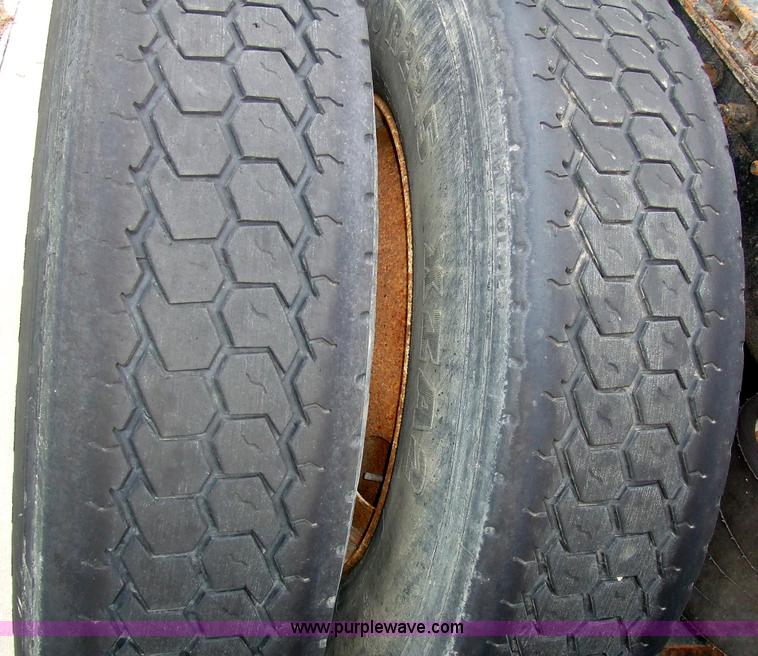 image for item 5048 1998 International Series 9400 semi truck