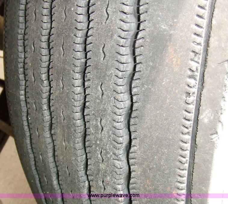 image for item 5048 1998 International Series 9400 semi truck