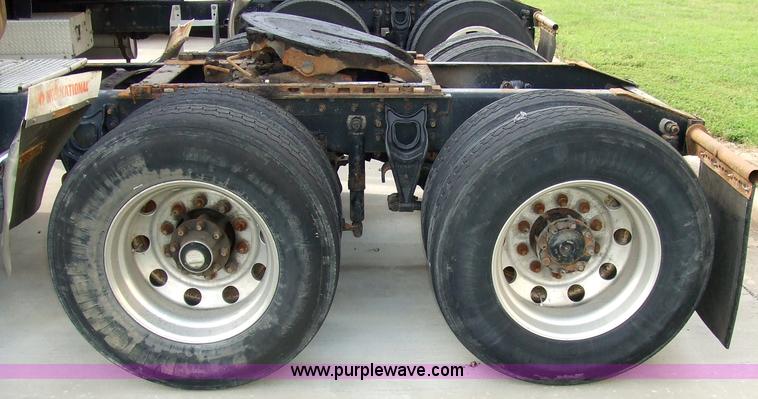 image for item 5048 1998 International Series 9400 semi truck