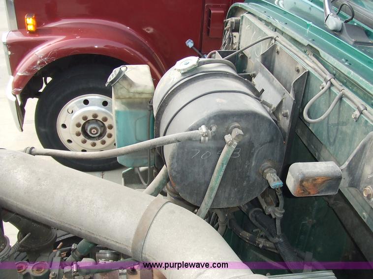 image for item 5048 1998 International Series 9400 semi truck