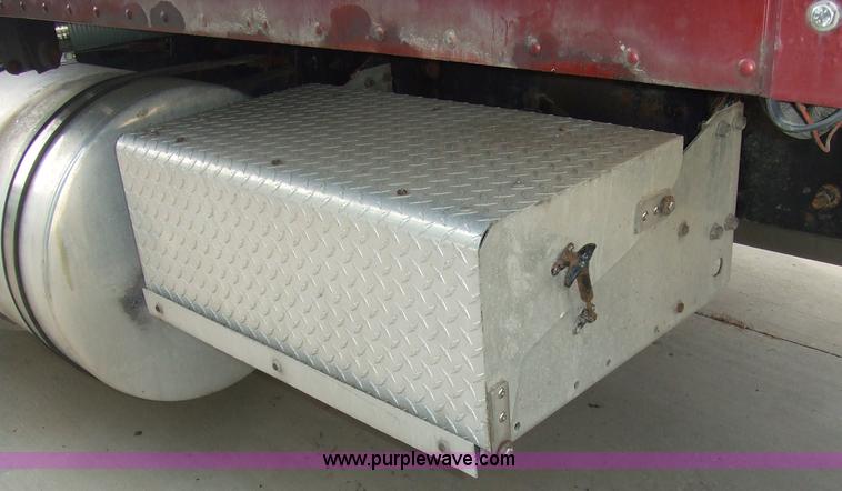 image for item 5049 1997 International Series 9300 semi truck