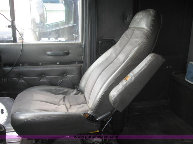 image for item 5052 1997 International Series 9300 semi truck