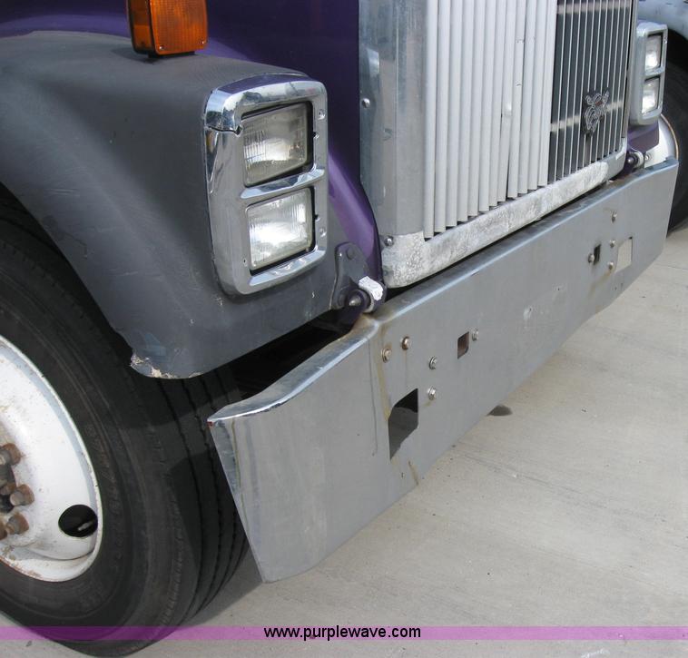 image for item 5052 1997 International Series 9300 semi truck