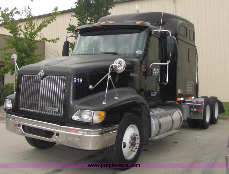 image for item 5053 2000 International 9400i semi truck
