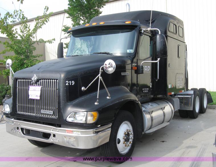 image for item 5053 2000 International 9400i semi truck