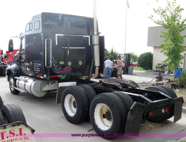 image for item 5053 2000 International 9400i semi truck