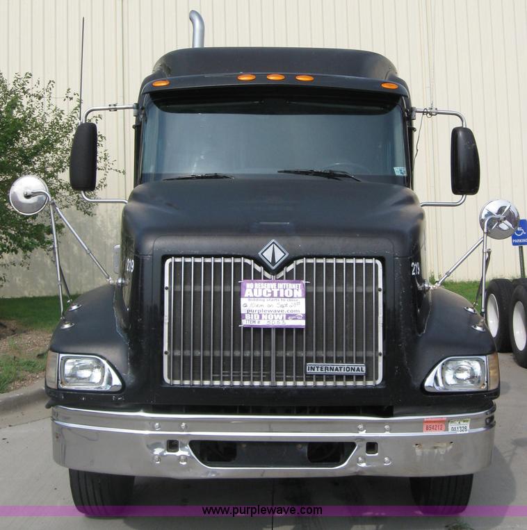image for item 5053 2000 International 9400i semi truck