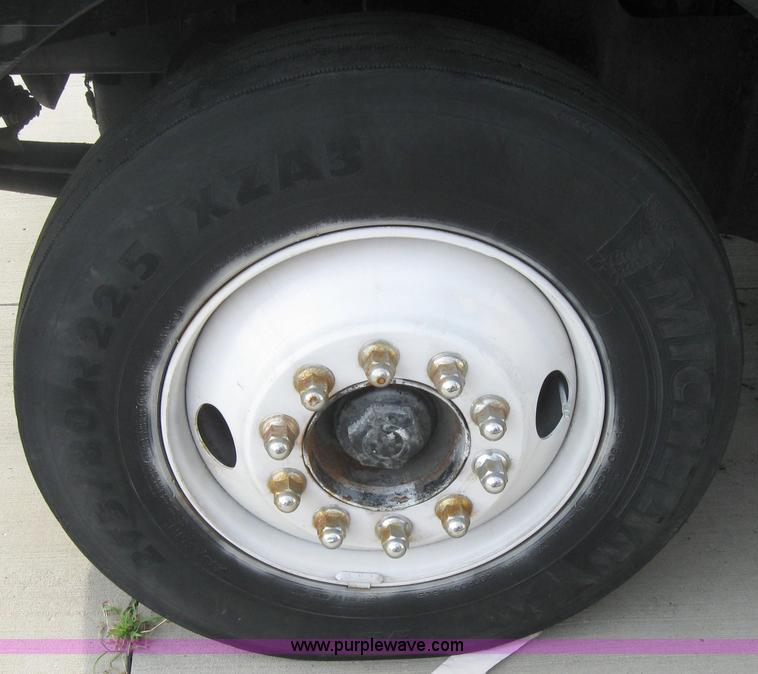 image for item 5053 2000 International 9400i semi truck