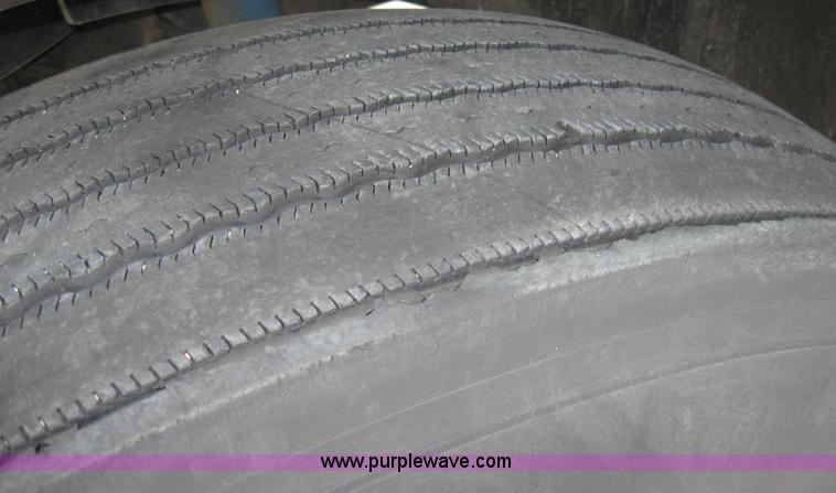 image for item 5053 2000 International 9400i semi truck