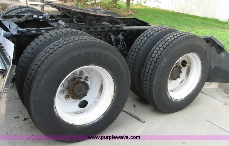 image for item 5053 2000 International 9400i semi truck