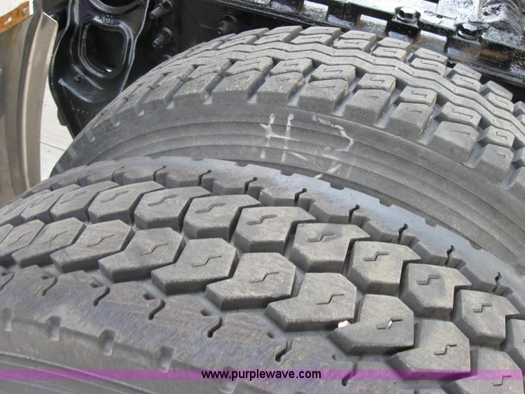 image for item 5053 2000 International 9400i semi truck