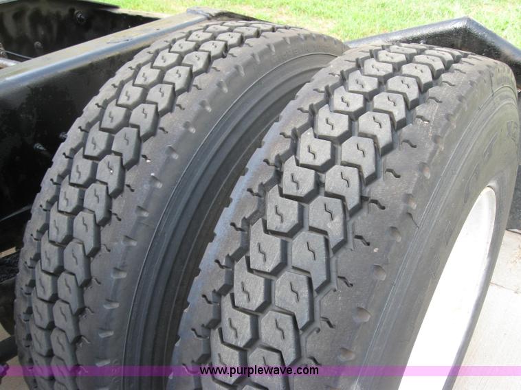 image for item 5053 2000 International 9400i semi truck