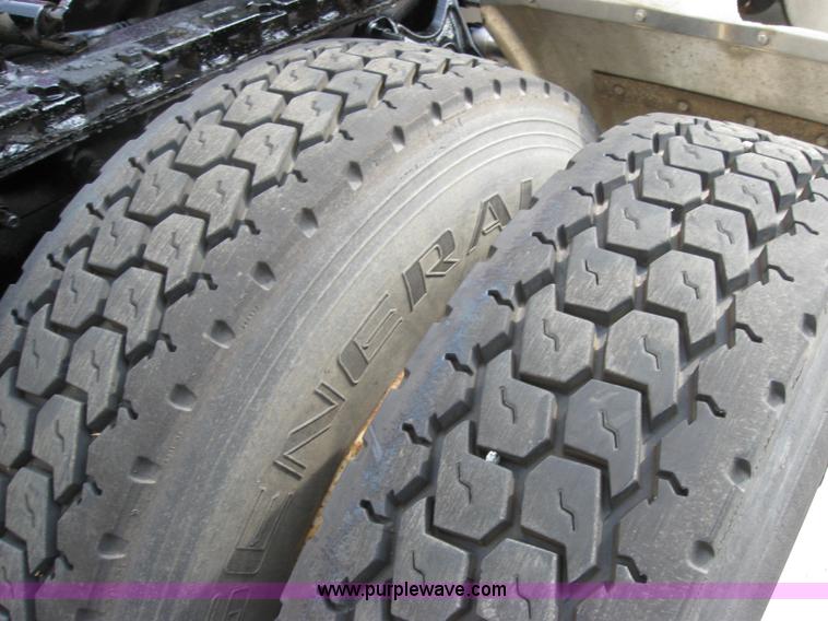 image for item 5053 2000 International 9400i semi truck