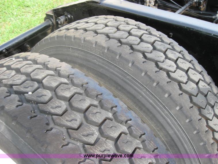 image for item 5053 2000 International 9400i semi truck