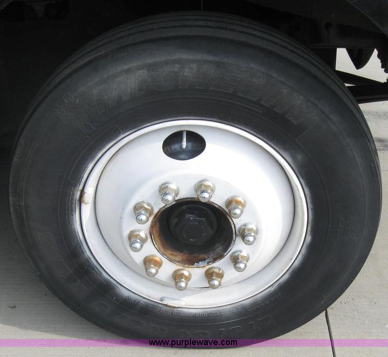 image for item 5053 2000 International 9400i semi truck