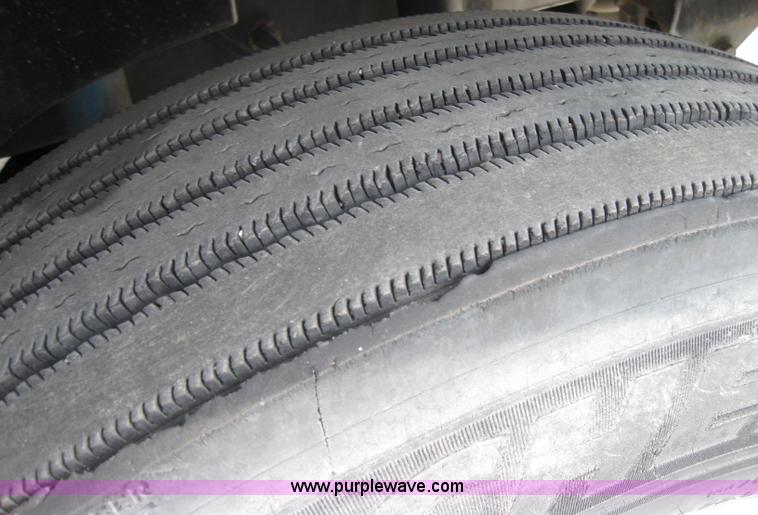 image for item 5053 2000 International 9400i semi truck