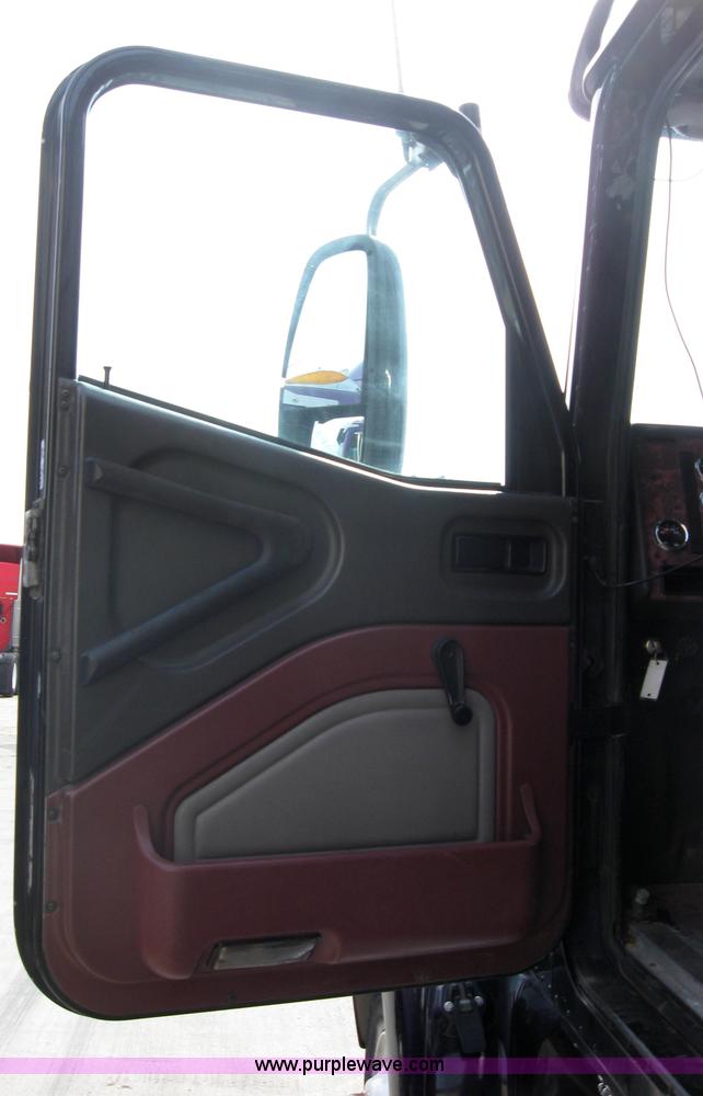 image for item 5053 2000 International 9400i semi truck