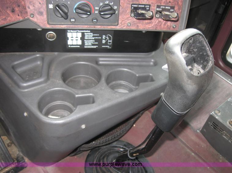 image for item 5053 2000 International 9400i semi truck