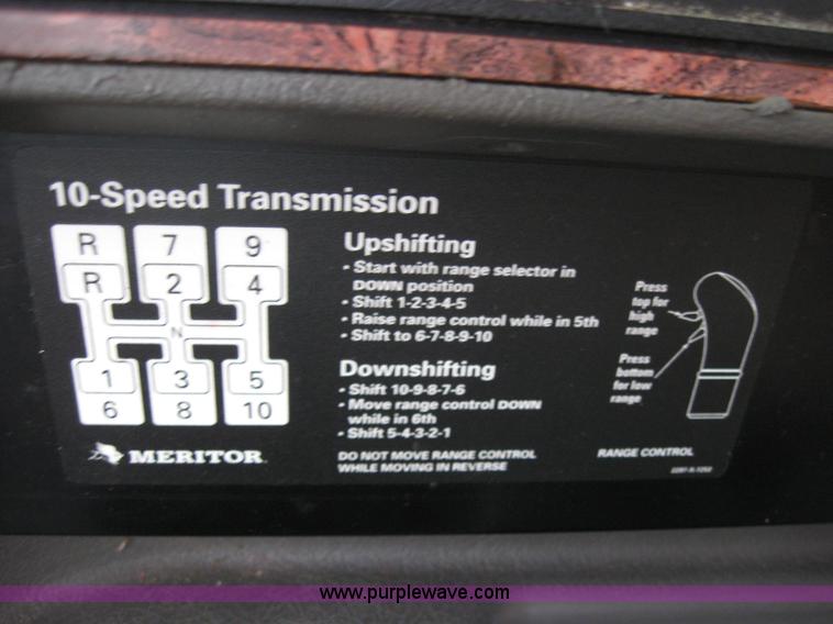 image for item 5053 2000 International 9400i semi truck