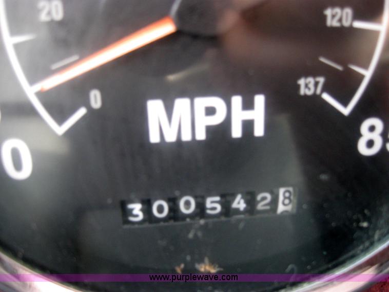 image for item 5053 2000 International 9400i semi truck