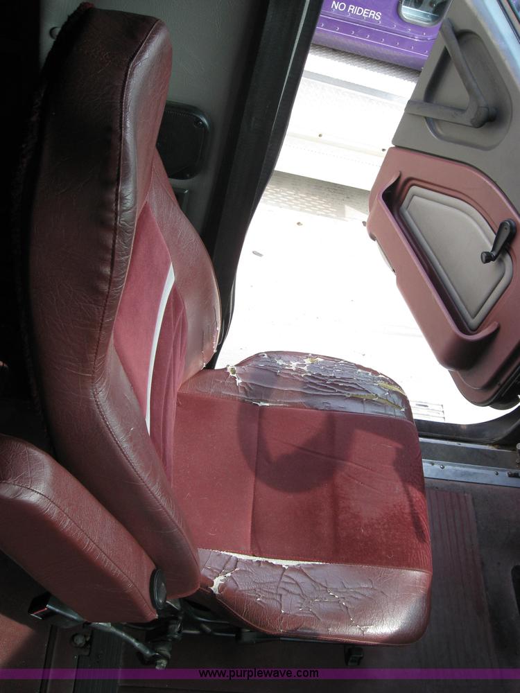 image for item 5053 2000 International 9400i semi truck