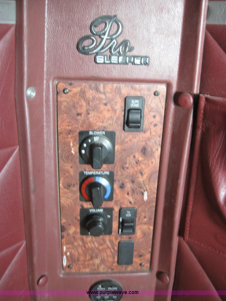 image for item 5053 2000 International 9400i semi truck