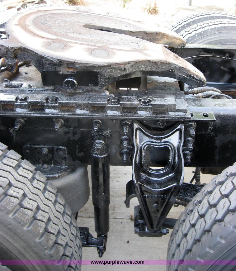 image for item 5053 2000 International 9400i semi truck