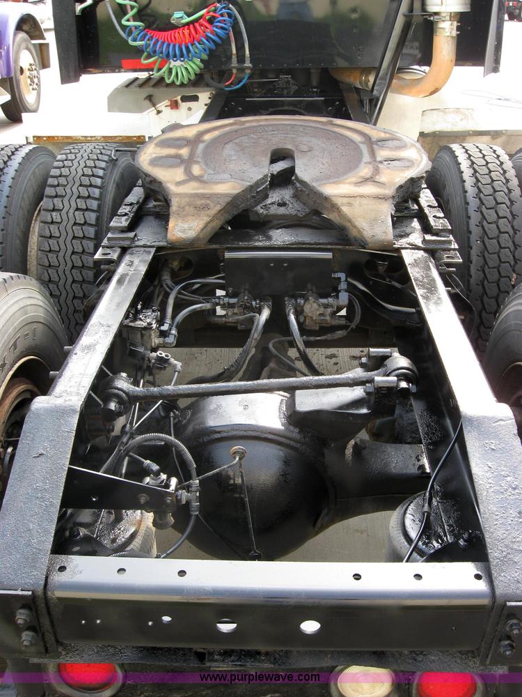 image for item 5053 2000 International 9400i semi truck