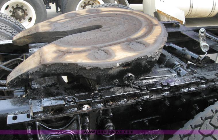 image for item 5053 2000 International 9400i semi truck